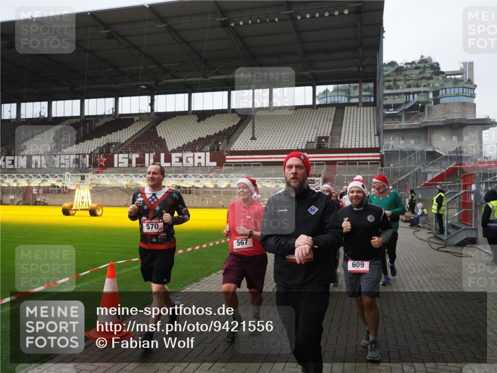 07.12.2025 - St. Pauli X-Mass-Run No. 15 Fabian Wolf http://msf.ph/oto/9421556 07.12.2025 11:46:56 Ziel 346, 371, 567, 570, 609, 640, 642, 645, 647, 649, 903, 978, 987, 1276, 1881, 1882, 2047, 2114, 2179, 2180, 2182, 2222, 2347, 2442, 2446, 2798, 2928, 3010, 3210, 3525, 3777, 3924, 3925, 3961 meine-sportfotos.de