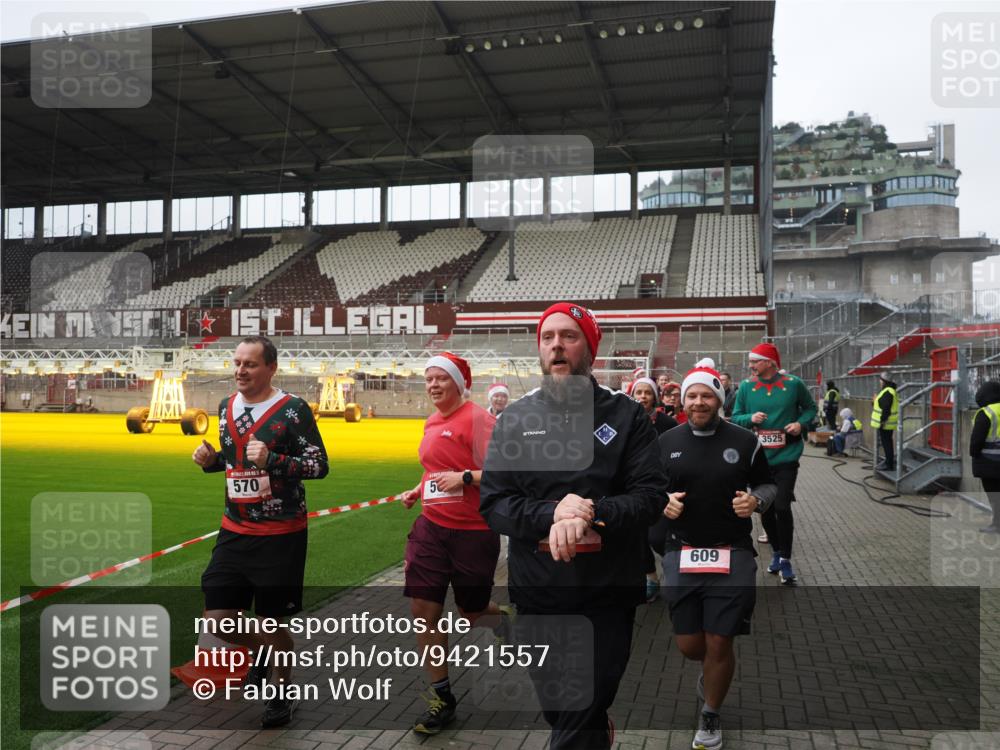 07.12.2025 - St. Pauli X-Mass-Run No. 15 Fabian Wolf http://msf.ph/oto/9421557 07.12.2025 11:46:56 Ziel 346, 371, 567, 570, 609, 640, 642, 645, 647, 649, 903, 978, 987, 1276, 1881, 1882, 2047, 2114, 2179, 2180, 2182, 2222, 2347, 2442, 2446, 2798, 2928, 3010, 3210, 3525, 3777, 3924, 3925, 3961 meine-sportfotos.de