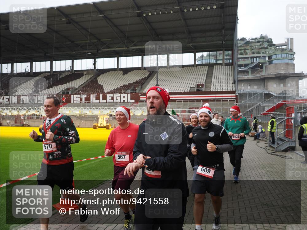 07.12.2025 - St. Pauli X-Mass-Run No. 15 Fabian Wolf http://msf.ph/oto/9421558 07.12.2025 11:46:56 Ziel 346, 371, 567, 570, 609, 640, 642, 645, 647, 649, 903, 978, 987, 1276, 1881, 1882, 2047, 2114, 2179, 2180, 2182, 2222, 2347, 2442, 2446, 2798, 2928, 3010, 3210, 3525, 3777, 3924, 3925, 3961 meine-sportfotos.de