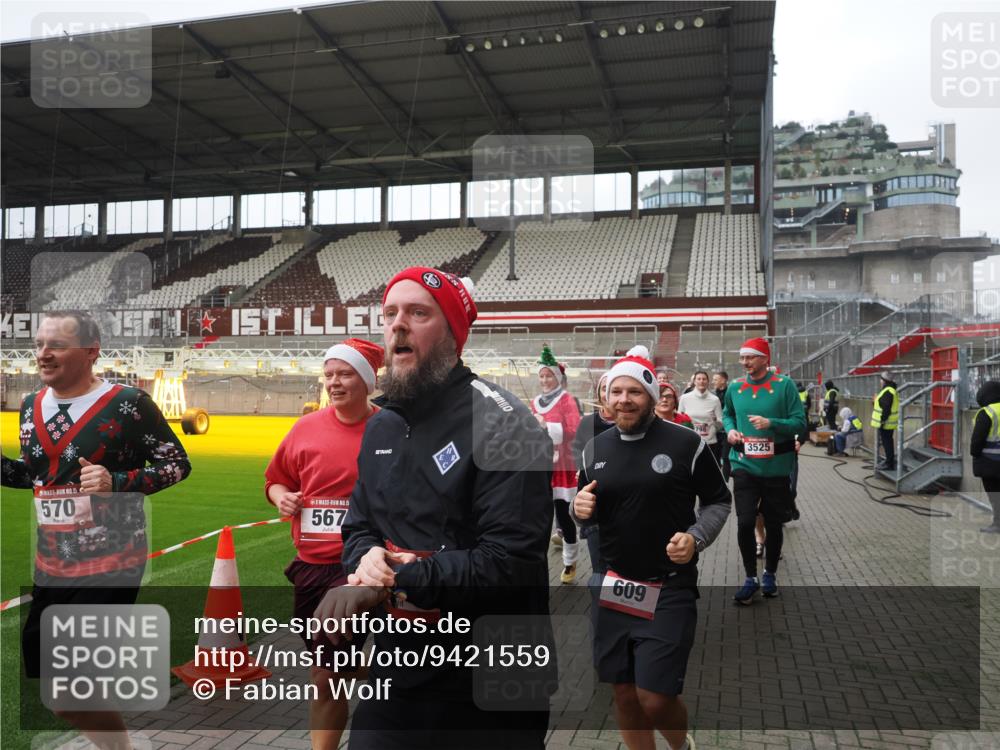 07.12.2025 - St. Pauli X-Mass-Run No. 15 Fabian Wolf http://msf.ph/oto/9421559 07.12.2025 11:46:56 Ziel 346, 371, 567, 570, 609, 640, 642, 645, 647, 649, 903, 978, 987, 1276, 1881, 1882, 2047, 2114, 2179, 2180, 2182, 2222, 2347, 2442, 2446, 2798, 2928, 3010, 3210, 3525, 3777, 3924, 3925, 3961 meine-sportfotos.de