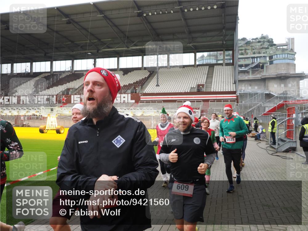 07.12.2025 - St. Pauli X-Mass-Run No. 15 Fabian Wolf http://msf.ph/oto/9421560 07.12.2025 11:46:57 Ziel 346, 371, 567, 570, 609, 640, 642, 645, 647, 649, 903, 978, 987, 1276, 1881, 1882, 2047, 2114, 2179, 2180, 2182, 2222, 2347, 2442, 2446, 2798, 2928, 3010, 3210, 3525, 3777, 3924, 3925, 3961 meine-sportfotos.de