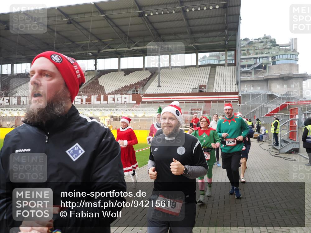 07.12.2025 - St. Pauli X-Mass-Run No. 15 Fabian Wolf http://msf.ph/oto/9421561 07.12.2025 11:46:57 Ziel 346, 371, 567, 570, 609, 640, 642, 645, 647, 649, 903, 978, 987, 1276, 1881, 1882, 2047, 2114, 2179, 2180, 2182, 2222, 2347, 2442, 2446, 2798, 2928, 3010, 3210, 3525, 3777, 3924, 3925, 3961 meine-sportfotos.de