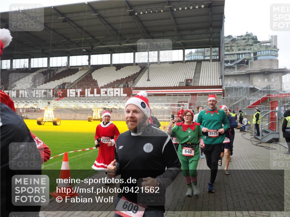 07.12.2025 - St. Pauli X-Mass-Run No. 15 Fabian Wolf http://msf.ph/oto/9421562 07.12.2025 11:46:57 Ziel 346, 371, 567, 570, 609, 640, 642, 645, 647, 649, 903, 978, 987, 1276, 1881, 1882, 2047, 2114, 2179, 2180, 2182, 2222, 2347, 2442, 2446, 2798, 2928, 3010, 3210, 3525, 3777, 3924, 3925, 3961 meine-sportfotos.de