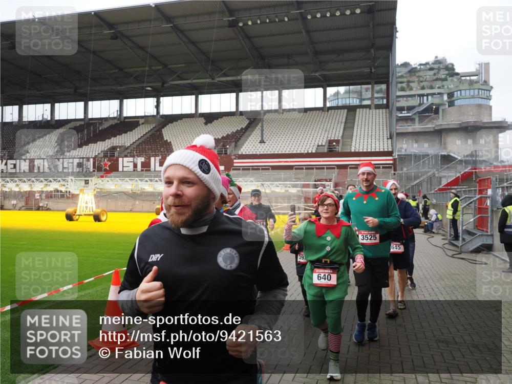 07.12.2025 - St. Pauli X-Mass-Run No. 15 Fabian Wolf http://msf.ph/oto/9421563 07.12.2025 11:46:57 Ziel 346, 371, 567, 570, 609, 640, 642, 645, 647, 649, 903, 978, 987, 1276, 1881, 1882, 2047, 2114, 2179, 2180, 2182, 2222, 2347, 2442, 2446, 2798, 2928, 3010, 3210, 3525, 3777, 3924, 3925, 3961 meine-sportfotos.de