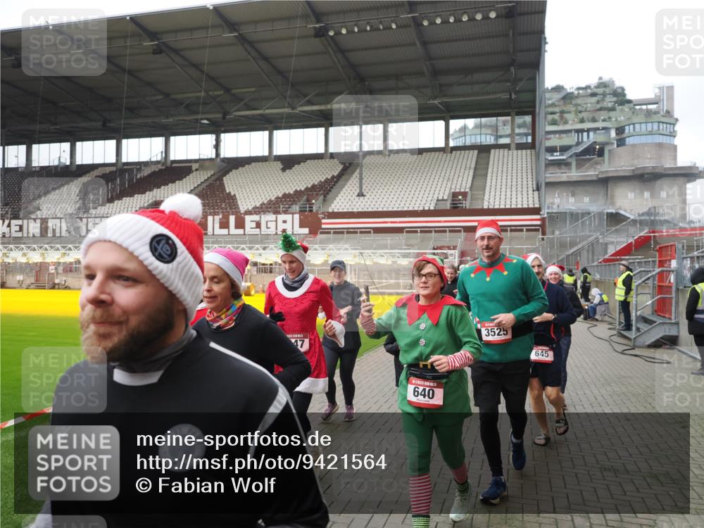 07.12.2025 - St. Pauli X-Mass-Run No. 15 Fabian Wolf http://msf.ph/oto/9421564 07.12.2025 11:46:57 Ziel 346, 371, 567, 570, 609, 640, 642, 645, 647, 649, 903, 978, 987, 1276, 1881, 1882, 2047, 2114, 2179, 2180, 2182, 2222, 2347, 2442, 2446, 2798, 2928, 3010, 3210, 3525, 3777, 3924, 3925, 3961 meine-sportfotos.de