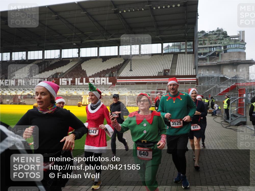 07.12.2025 - St. Pauli X-Mass-Run No. 15 Fabian Wolf http://msf.ph/oto/9421565 07.12.2025 11:46:58 Ziel 346, 371, 567, 570, 609, 640, 642, 645, 647, 649, 903, 978, 987, 1276, 1881, 1882, 2047, 2114, 2179, 2180, 2182, 2222, 2347, 2442, 2446, 2798, 2928, 3010, 3210, 3525, 3777, 3924, 3925, 3961 meine-sportfotos.de