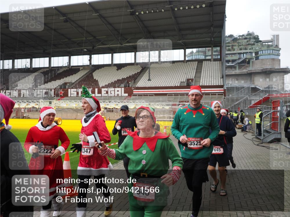 07.12.2025 - St. Pauli X-Mass-Run No. 15 Fabian Wolf http://msf.ph/oto/9421566 07.12.2025 11:46:58 Ziel 346, 371, 567, 570, 609, 640, 642, 645, 647, 649, 903, 978, 987, 1276, 1881, 1882, 2047, 2114, 2179, 2180, 2182, 2222, 2347, 2442, 2446, 2798, 2928, 3010, 3210, 3525, 3777, 3924, 3925, 3961 meine-sportfotos.de