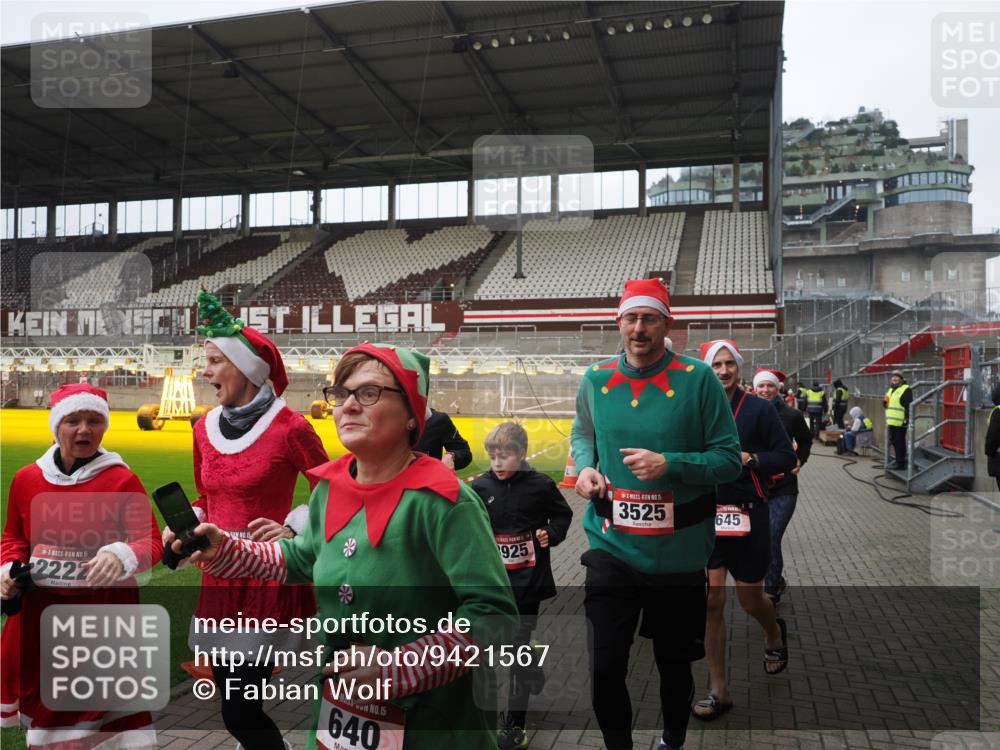 07.12.2025 - St. Pauli X-Mass-Run No. 15 Fabian Wolf http://msf.ph/oto/9421567 07.12.2025 11:46:58 Ziel 346, 371, 567, 570, 609, 640, 642, 645, 647, 649, 903, 978, 987, 1276, 1881, 1882, 2047, 2114, 2179, 2180, 2182, 2222, 2347, 2442, 2446, 2798, 2928, 3010, 3210, 3525, 3777, 3924, 3925, 3961 meine-sportfotos.de