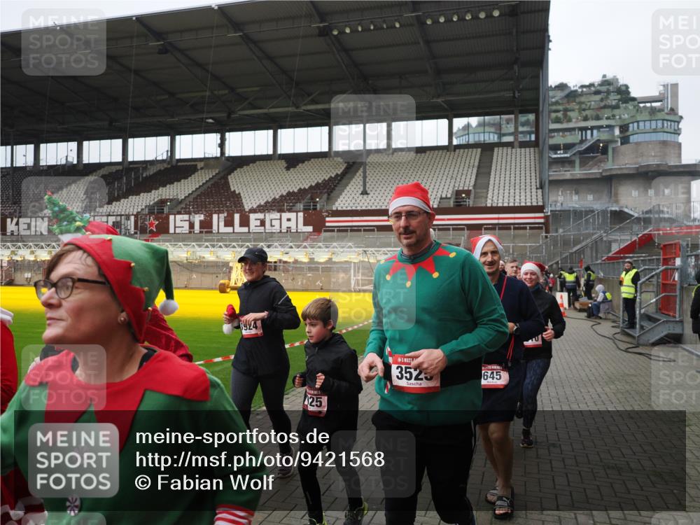 07.12.2025 - St. Pauli X-Mass-Run No. 15 Fabian Wolf http://msf.ph/oto/9421568 07.12.2025 11:46:58 Ziel 346, 371, 567, 570, 609, 640, 642, 645, 647, 649, 903, 978, 987, 1276, 1881, 1882, 2047, 2114, 2179, 2180, 2182, 2222, 2347, 2442, 2446, 2798, 2928, 3010, 3210, 3525, 3777, 3924, 3925, 3961 meine-sportfotos.de