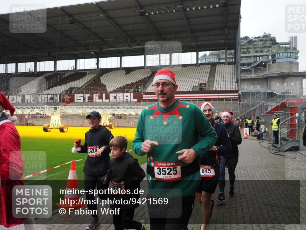 07.12.2025 - St. Pauli X-Mass-Run No. 15 Fabian Wolf http://msf.ph/oto/9421569 07.12.2025 11:46:58 Ziel 346, 371, 567, 570, 609, 640, 642, 645, 647, 649, 903, 978, 987, 1276, 1881, 1882, 2047, 2114, 2179, 2180, 2182, 2222, 2347, 2442, 2446, 2798, 2928, 3010, 3210, 3525, 3777, 3924, 3925, 3961 meine-sportfotos.de