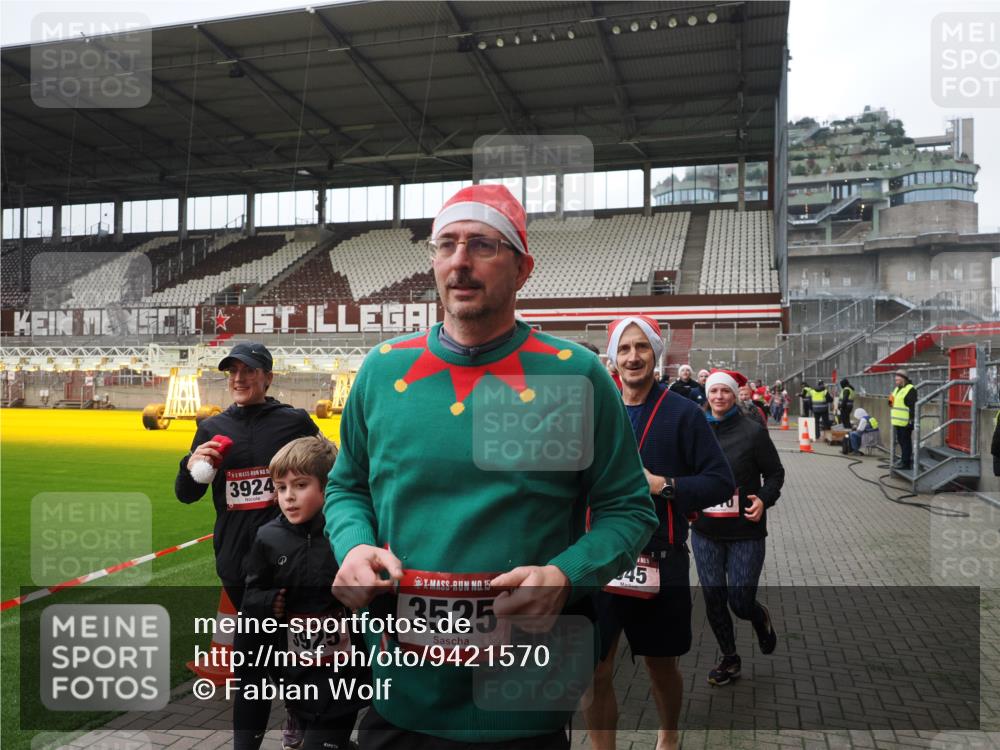07.12.2025 - St. Pauli X-Mass-Run No. 15 Fabian Wolf http://msf.ph/oto/9421570 07.12.2025 11:46:59 Ziel 346, 371, 567, 570, 609, 640, 642, 645, 647, 649, 903, 978, 987, 1881, 1882, 2047, 2114, 2179, 2180, 2182, 2222, 2347, 2442, 2446, 2798, 2928, 3010, 3210, 3525, 3777, 3924, 3925, 3961 meine-sportfotos.de