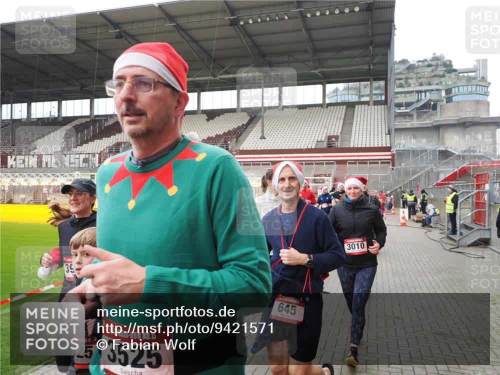 07.12.2025 - St. Pauli X-Mass-Run No. 15 Fabian Wolf http://msf.ph/oto/9421571 07.12.2025 11:46:59 Ziel 346, 371, 567, 570, 609, 640, 642, 645, 647, 649, 903, 978, 987, 1881, 1882, 2047, 2114, 2179, 2180, 2182, 2222, 2347, 2442, 2446, 2798, 2928, 3010, 3210, 3525, 3777, 3924, 3925, 3961 meine-sportfotos.de