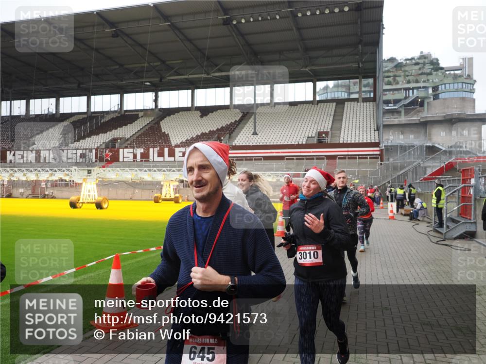 07.12.2025 - St. Pauli X-Mass-Run No. 15 Fabian Wolf http://msf.ph/oto/9421573 07.12.2025 11:46:59 Ziel 346, 371, 567, 570, 609, 640, 642, 645, 647, 649, 903, 978, 987, 1881, 1882, 2047, 2114, 2179, 2180, 2182, 2222, 2347, 2442, 2446, 2798, 2928, 3010, 3210, 3525, 3777, 3924, 3925, 3961 meine-sportfotos.de
