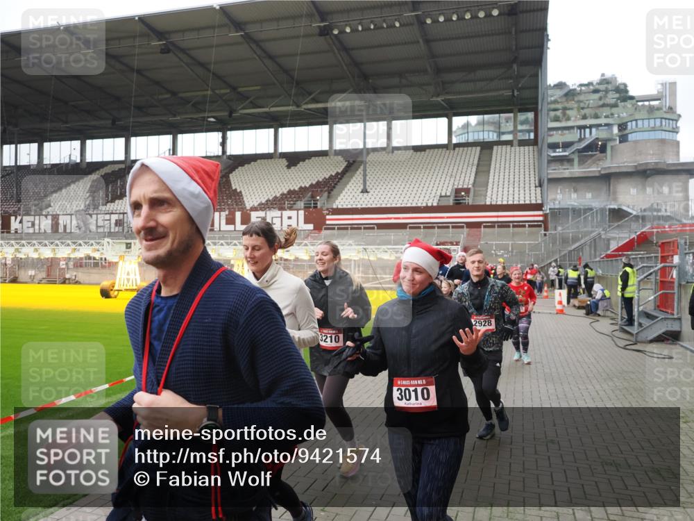 07.12.2025 - St. Pauli X-Mass-Run No. 15 Fabian Wolf http://msf.ph/oto/9421574 07.12.2025 11:46:59 Ziel 346, 371, 567, 570, 609, 640, 642, 645, 647, 649, 903, 978, 987, 1881, 1882, 2047, 2114, 2179, 2180, 2182, 2222, 2347, 2442, 2446, 2798, 2928, 3010, 3210, 3525, 3777, 3924, 3925, 3961 meine-sportfotos.de