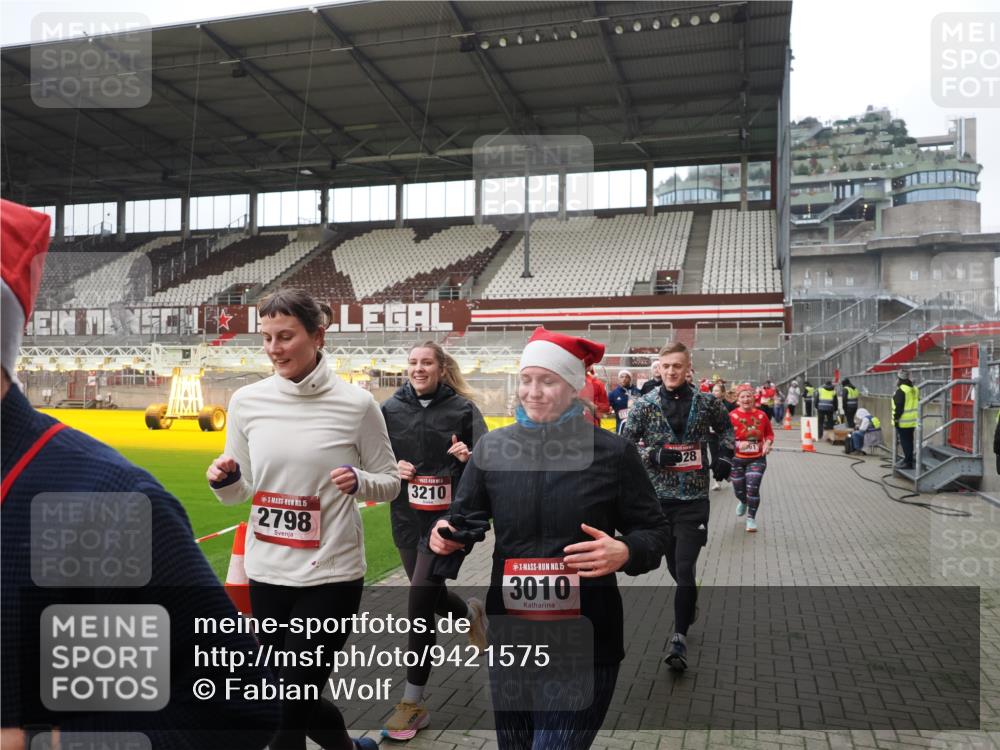 07.12.2025 - St. Pauli X-Mass-Run No. 15 Fabian Wolf http://msf.ph/oto/9421575 07.12.2025 11:47:00 Ziel 346, 353, 371, 530, 567, 570, 609, 640, 642, 645, 647, 649, 903, 978, 987, 1881, 1882, 2047, 2114, 2182, 2222, 2347, 2442, 2446, 2798, 2928, 3010, 3210, 3525, 3777, 3924, 3925, 3961 meine-sportfotos.de