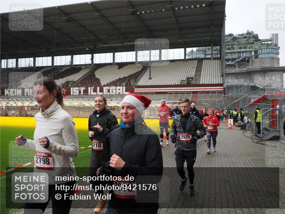 07.12.2025 - St. Pauli X-Mass-Run No. 15 Fabian Wolf http://msf.ph/oto/9421576 07.12.2025 11:47:00 Ziel 346, 353, 371, 530, 567, 570, 609, 640, 642, 645, 647, 649, 903, 978, 987, 1881, 1882, 2047, 2114, 2182, 2222, 2347, 2442, 2446, 2798, 2928, 3010, 3210, 3525, 3777, 3924, 3925, 3961 meine-sportfotos.de