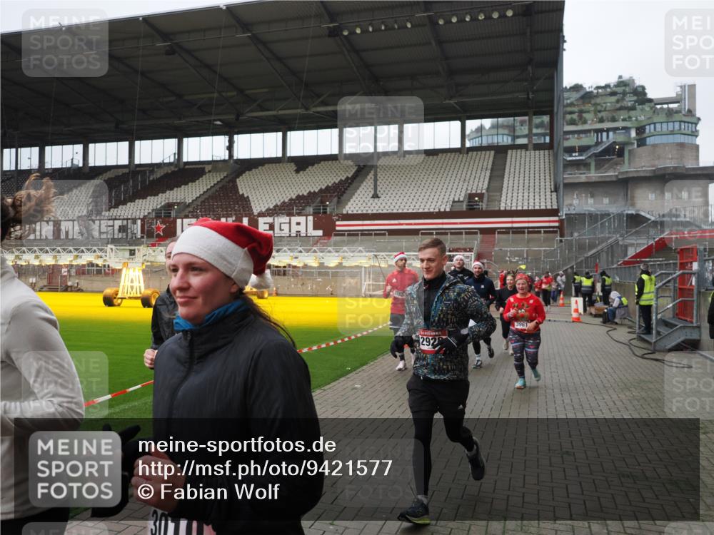 07.12.2025 - St. Pauli X-Mass-Run No. 15 Fabian Wolf http://msf.ph/oto/9421577 07.12.2025 11:47:00 Ziel 346, 353, 371, 530, 567, 570, 609, 640, 642, 645, 647, 649, 903, 978, 987, 1881, 1882, 2047, 2114, 2182, 2222, 2347, 2442, 2446, 2798, 2928, 3010, 3210, 3525, 3777, 3924, 3925, 3961 meine-sportfotos.de