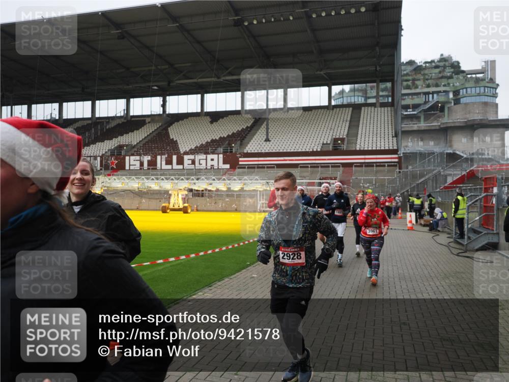 07.12.2025 - St. Pauli X-Mass-Run No. 15 Fabian Wolf http://msf.ph/oto/9421578 07.12.2025 11:47:00 Ziel 346, 353, 371, 530, 567, 570, 609, 640, 642, 645, 647, 649, 903, 978, 987, 1881, 1882, 2047, 2114, 2182, 2222, 2347, 2442, 2446, 2798, 2928, 3010, 3210, 3525, 3777, 3924, 3925, 3961 meine-sportfotos.de