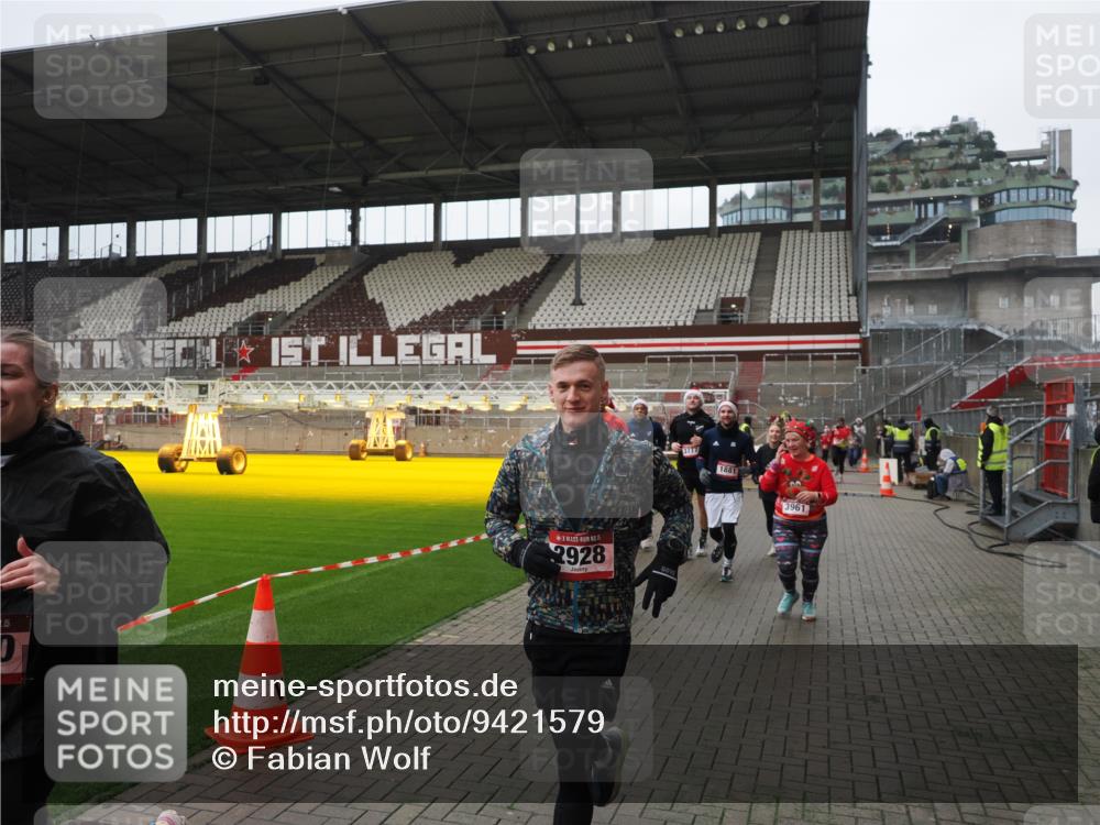 07.12.2025 - St. Pauli X-Mass-Run No. 15 Fabian Wolf http://msf.ph/oto/9421579 07.12.2025 11:47:00 Ziel 346, 353, 371, 530, 567, 570, 609, 640, 642, 645, 647, 649, 903, 978, 987, 1881, 1882, 2047, 2114, 2182, 2222, 2347, 2442, 2446, 2798, 2928, 3010, 3210, 3525, 3777, 3924, 3925, 3961 meine-sportfotos.de