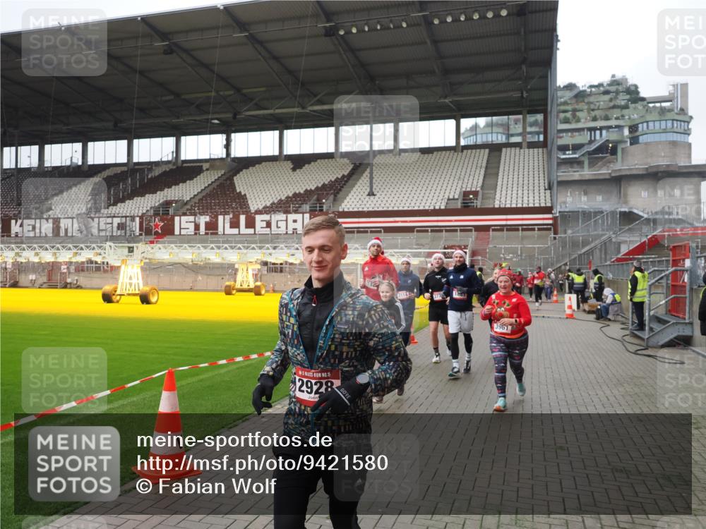 07.12.2025 - St. Pauli X-Mass-Run No. 15 Fabian Wolf http://msf.ph/oto/9421580 07.12.2025 11:47:01 Ziel 346, 353, 371, 530, 567, 570, 609, 640, 642, 645, 647, 649, 903, 978, 987, 1881, 1882, 2047, 2114, 2182, 2222, 2347, 2442, 2446, 2798, 2928, 3010, 3210, 3525, 3777, 3924, 3925, 3961 meine-sportfotos.de