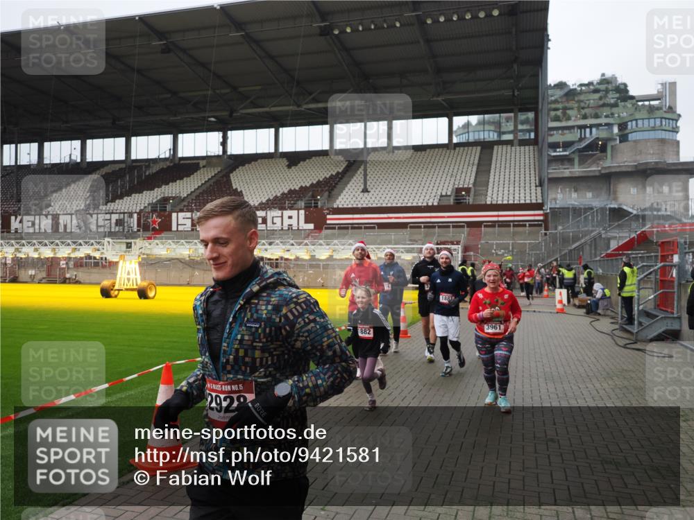 07.12.2025 - St. Pauli X-Mass-Run No. 15 Fabian Wolf http://msf.ph/oto/9421581 07.12.2025 11:47:01 Ziel 346, 353, 371, 530, 567, 570, 609, 640, 642, 645, 647, 649, 903, 978, 987, 1881, 1882, 2047, 2114, 2182, 2222, 2347, 2442, 2446, 2798, 2928, 3010, 3210, 3525, 3777, 3924, 3925, 3961 meine-sportfotos.de