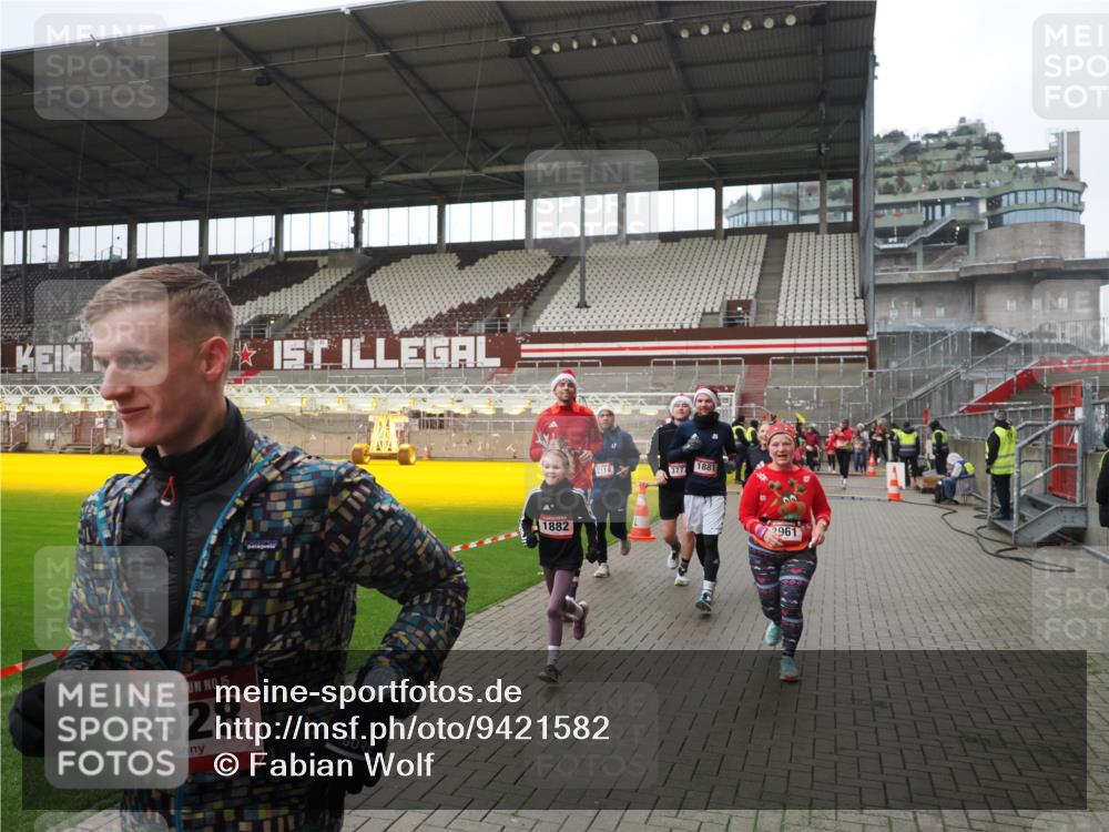 07.12.2025 - St. Pauli X-Mass-Run No. 15 Fabian Wolf http://msf.ph/oto/9421582 07.12.2025 11:47:01 Ziel 346, 353, 371, 530, 567, 570, 609, 640, 642, 645, 647, 649, 903, 978, 987, 1881, 1882, 2047, 2114, 2182, 2222, 2347, 2442, 2446, 2798, 2928, 3010, 3210, 3525, 3777, 3924, 3925, 3961 meine-sportfotos.de