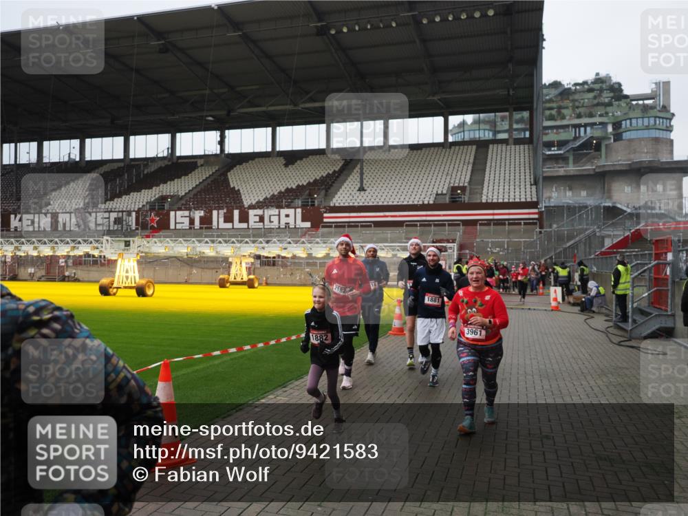 07.12.2025 - St. Pauli X-Mass-Run No. 15 Fabian Wolf http://msf.ph/oto/9421583 07.12.2025 11:47:01 Ziel 346, 353, 371, 530, 567, 570, 609, 640, 642, 645, 647, 649, 903, 978, 987, 1881, 1882, 2047, 2114, 2182, 2222, 2347, 2442, 2446, 2798, 2928, 3010, 3210, 3525, 3777, 3924, 3925, 3961 meine-sportfotos.de