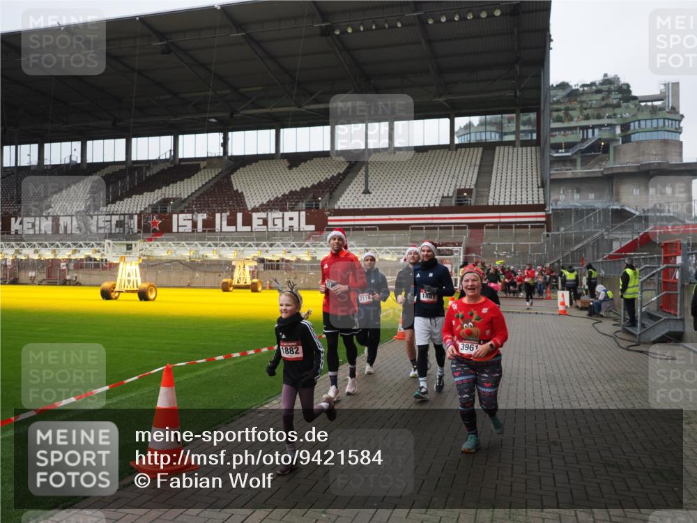 07.12.2025 - St. Pauli X-Mass-Run No. 15 Fabian Wolf http://msf.ph/oto/9421584 07.12.2025 11:47:01 Ziel 346, 353, 371, 530, 567, 570, 609, 640, 642, 645, 647, 649, 903, 978, 987, 1881, 1882, 2047, 2114, 2182, 2222, 2347, 2442, 2446, 2798, 2928, 3010, 3210, 3525, 3777, 3924, 3925, 3961 meine-sportfotos.de
