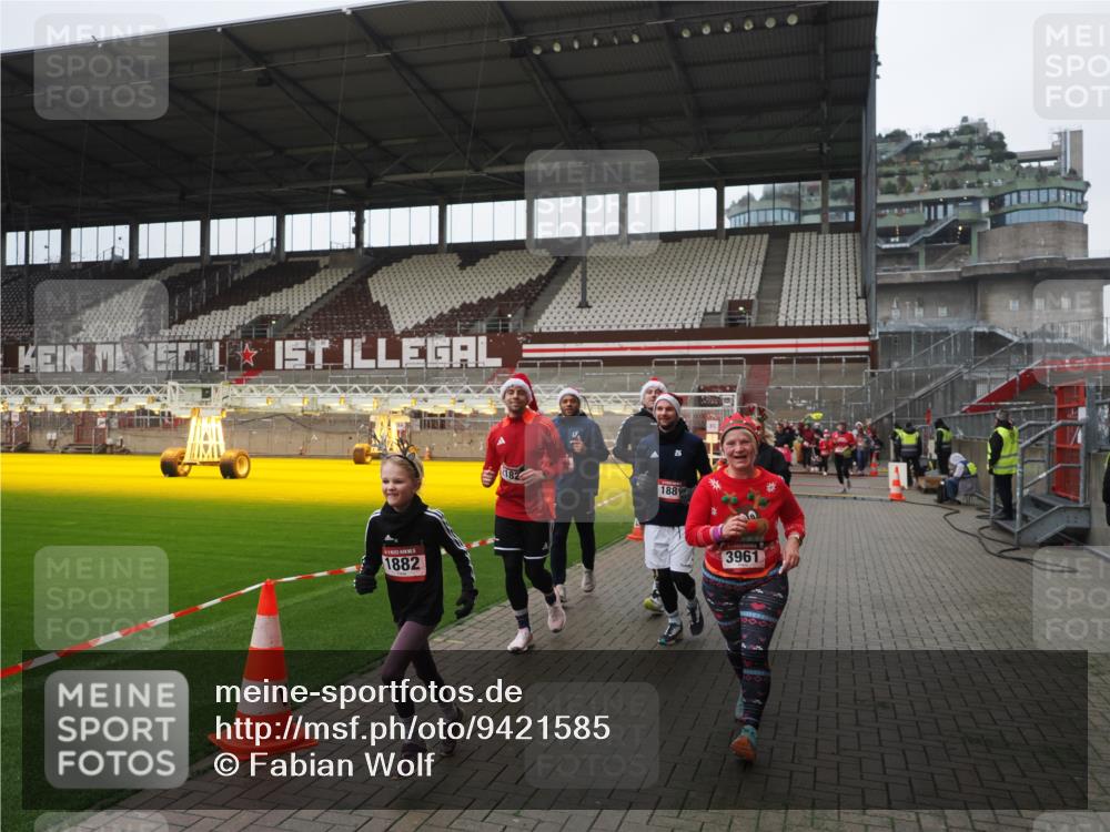 07.12.2025 - St. Pauli X-Mass-Run No. 15 Fabian Wolf http://msf.ph/oto/9421585 07.12.2025 11:47:02 Ziel 346, 353, 371, 530, 567, 570, 609, 640, 642, 645, 647, 649, 903, 978, 987, 1881, 1882, 2047, 2114, 2182, 2222, 2347, 2442, 2446, 2798, 2928, 3010, 3210, 3525, 3777, 3924, 3925, 3961 meine-sportfotos.de