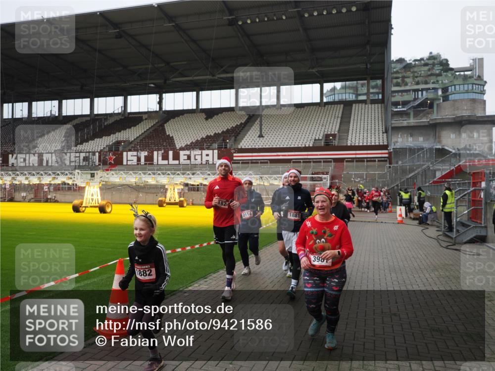 07.12.2025 - St. Pauli X-Mass-Run No. 15 Fabian Wolf http://msf.ph/oto/9421586 07.12.2025 11:47:02 Ziel 346, 353, 371, 530, 567, 570, 609, 640, 642, 645, 647, 649, 903, 978, 987, 1881, 1882, 2047, 2114, 2182, 2222, 2347, 2442, 2446, 2798, 2928, 3010, 3210, 3525, 3777, 3924, 3925, 3961 meine-sportfotos.de