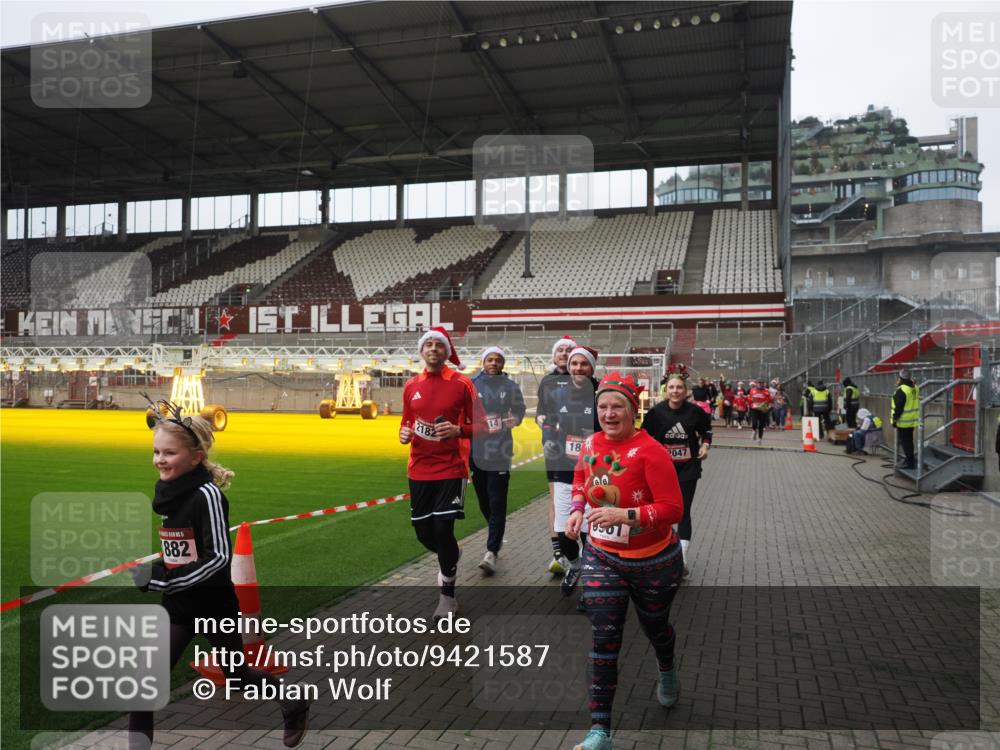 07.12.2025 - St. Pauli X-Mass-Run No. 15 Fabian Wolf http://msf.ph/oto/9421587 07.12.2025 11:47:02 Ziel 346, 353, 371, 530, 567, 570, 609, 640, 642, 645, 647, 649, 903, 978, 987, 1881, 1882, 2047, 2114, 2182, 2222, 2347, 2442, 2446, 2798, 2928, 3010, 3210, 3525, 3777, 3924, 3925, 3961 meine-sportfotos.de