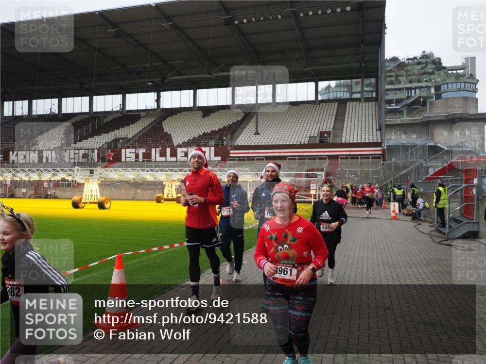 07.12.2025 - St. Pauli X-Mass-Run No. 15 Fabian Wolf http://msf.ph/oto/9421588 07.12.2025 11:47:02 Ziel 346, 353, 371, 530, 567, 570, 609, 640, 642, 645, 647, 649, 903, 978, 987, 1881, 1882, 2047, 2114, 2182, 2222, 2347, 2442, 2446, 2798, 2928, 3010, 3210, 3525, 3777, 3924, 3925, 3961 meine-sportfotos.de