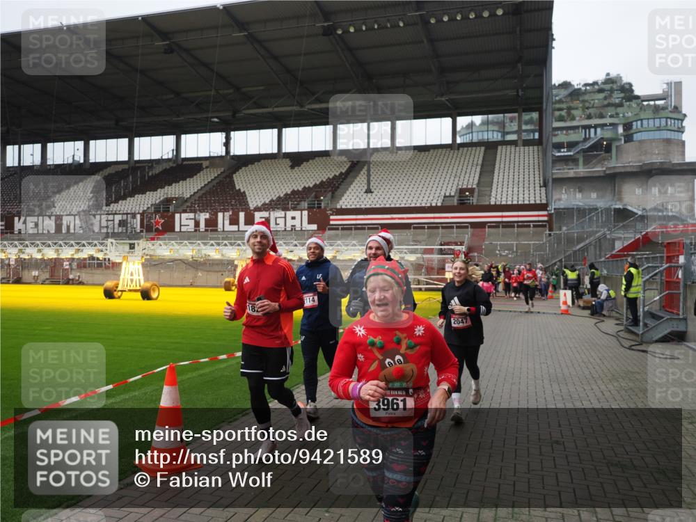 07.12.2025 - St. Pauli X-Mass-Run No. 15 Fabian Wolf http://msf.ph/oto/9421589 07.12.2025 11:47:02 Ziel 346, 353, 371, 530, 567, 570, 609, 640, 642, 645, 647, 649, 903, 978, 987, 1881, 1882, 2047, 2114, 2182, 2222, 2347, 2442, 2446, 2798, 2928, 3010, 3210, 3525, 3777, 3924, 3925, 3961 meine-sportfotos.de