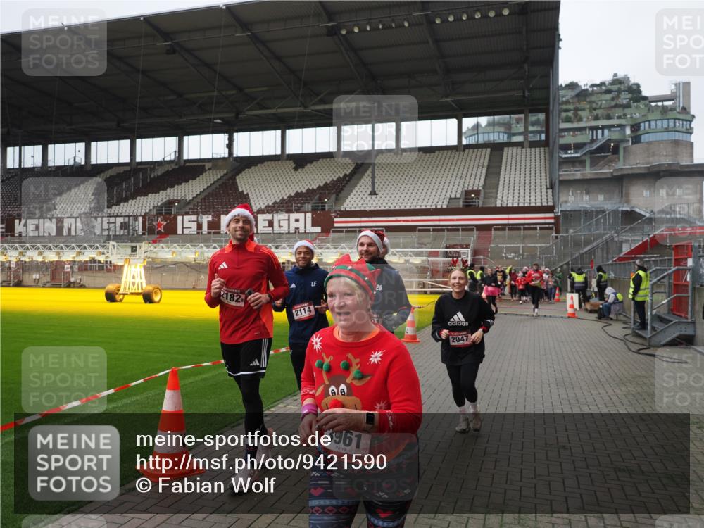 07.12.2025 - St. Pauli X-Mass-Run No. 15 Fabian Wolf http://msf.ph/oto/9421590 07.12.2025 11:47:03 Ziel 353, 371, 530, 567, 570, 609, 640, 645, 647, 903, 978, 987, 1881, 1882, 2047, 2114, 2182, 2222, 2347, 2442, 2446, 2798, 2928, 3010, 3210, 3216, 3525, 3777, 3924, 3925, 3949, 3961 meine-sportfotos.de