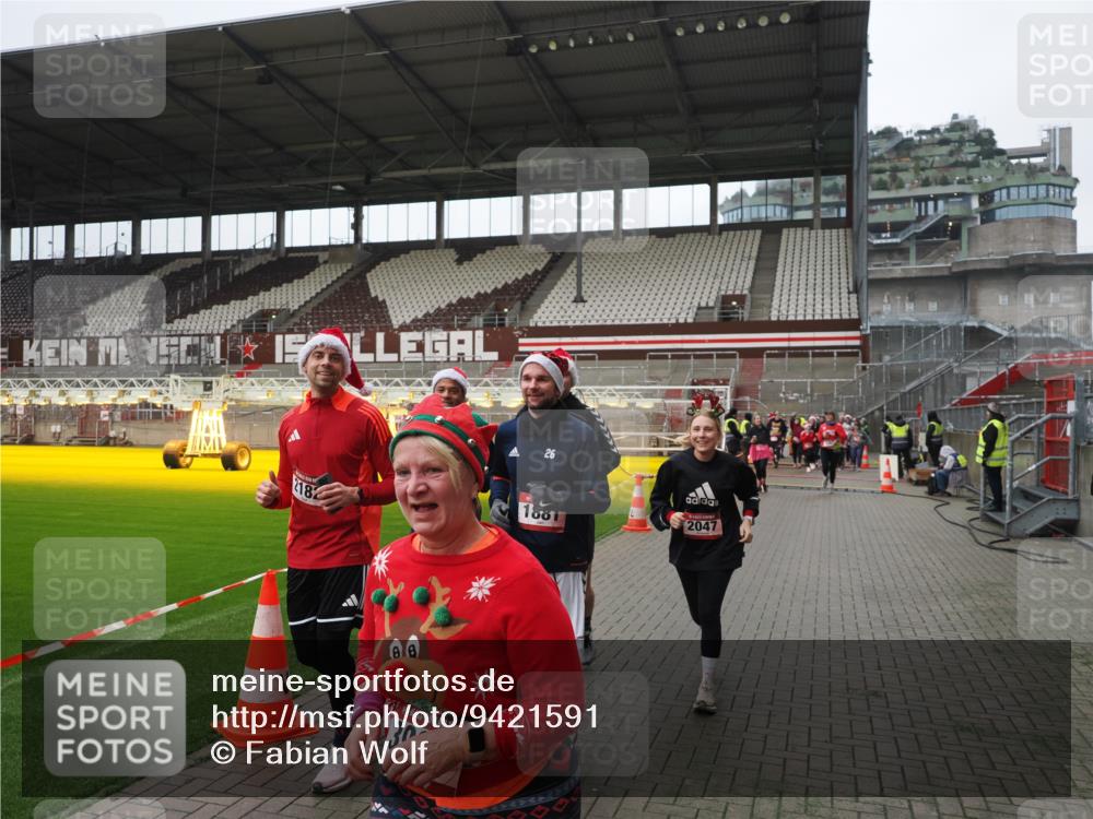 07.12.2025 - St. Pauli X-Mass-Run No. 15 Fabian Wolf http://msf.ph/oto/9421591 07.12.2025 11:47:03 Ziel 353, 371, 530, 567, 570, 609, 640, 645, 647, 903, 978, 987, 1881, 1882, 2047, 2114, 2182, 2222, 2347, 2442, 2446, 2798, 2928, 3010, 3210, 3216, 3525, 3777, 3924, 3925, 3949, 3961 meine-sportfotos.de