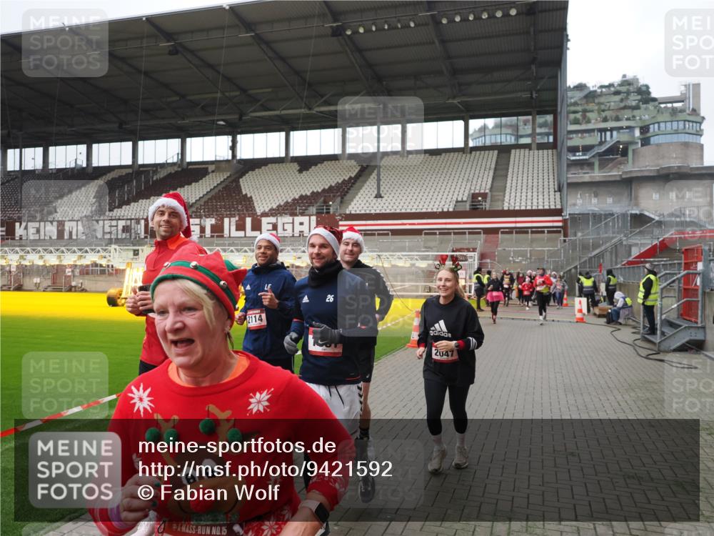 07.12.2025 - St. Pauli X-Mass-Run No. 15 Fabian Wolf http://msf.ph/oto/9421592 07.12.2025 11:47:03 Ziel 353, 371, 530, 567, 570, 609, 640, 645, 647, 903, 978, 987, 1881, 1882, 2047, 2114, 2182, 2222, 2347, 2442, 2446, 2798, 2928, 3010, 3210, 3216, 3525, 3777, 3924, 3925, 3949, 3961 meine-sportfotos.de