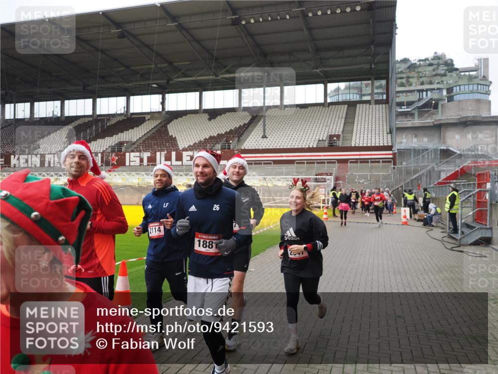 07.12.2025 - St. Pauli X-Mass-Run No. 15 Fabian Wolf http://msf.ph/oto/9421593 07.12.2025 11:47:03 Ziel 353, 371, 530, 567, 570, 609, 640, 645, 647, 903, 978, 987, 1881, 1882, 2047, 2114, 2182, 2222, 2347, 2442, 2446, 2798, 2928, 3010, 3210, 3216, 3525, 3777, 3924, 3925, 3949, 3961 meine-sportfotos.de