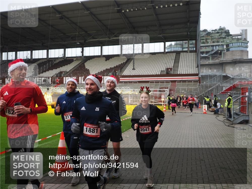 07.12.2025 - St. Pauli X-Mass-Run No. 15 Fabian Wolf http://msf.ph/oto/9421594 07.12.2025 11:47:03 Ziel 353, 371, 530, 567, 570, 609, 640, 645, 647, 903, 978, 987, 1881, 1882, 2047, 2114, 2182, 2222, 2347, 2442, 2446, 2798, 2928, 3010, 3210, 3216, 3525, 3777, 3924, 3925, 3949, 3961 meine-sportfotos.de