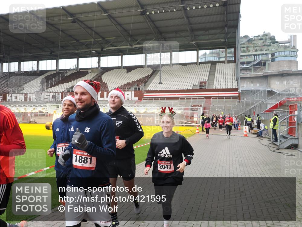07.12.2025 - St. Pauli X-Mass-Run No. 15 Fabian Wolf http://msf.ph/oto/9421595 07.12.2025 11:47:04 Ziel 353, 530, 567, 570, 609, 640, 645, 647, 978, 987, 1881, 1882, 2047, 2114, 2182, 2222, 2347, 2442, 2446, 2798, 2928, 3010, 3210, 3215, 3216, 3525, 3777, 3924, 3925, 3948, 3949, 3961, 5004 meine-sportfotos.de
