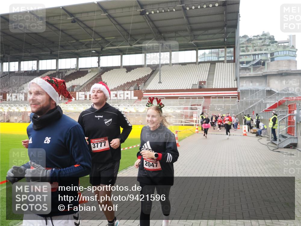 07.12.2025 - St. Pauli X-Mass-Run No. 15 Fabian Wolf http://msf.ph/oto/9421596 07.12.2025 11:47:04 Ziel 353, 530, 567, 570, 609, 640, 645, 647, 978, 987, 1881, 1882, 2047, 2114, 2182, 2222, 2347, 2442, 2446, 2798, 2928, 3010, 3210, 3215, 3216, 3525, 3777, 3924, 3925, 3948, 3949, 3961, 5004 meine-sportfotos.de