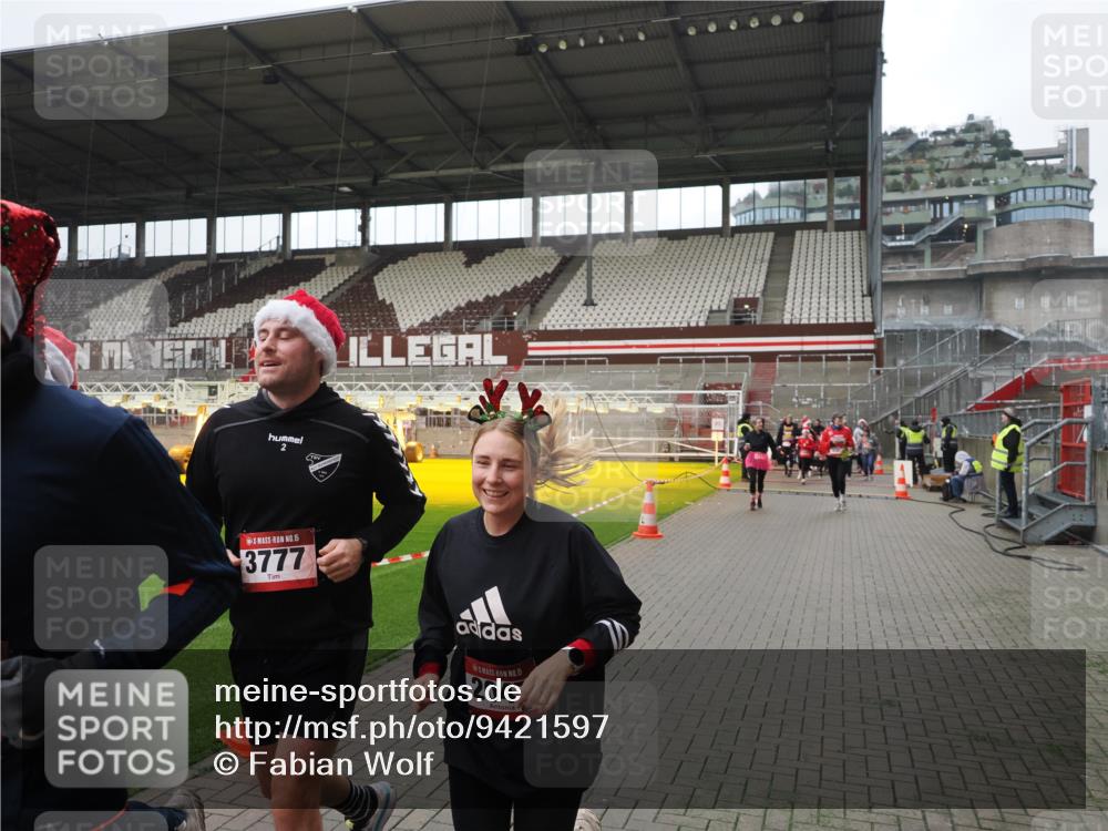 07.12.2025 - St. Pauli X-Mass-Run No. 15 Fabian Wolf http://msf.ph/oto/9421597 07.12.2025 11:47:04 Ziel 353, 530, 567, 570, 609, 640, 645, 647, 978, 987, 1881, 1882, 2047, 2114, 2182, 2222, 2347, 2442, 2446, 2798, 2928, 3010, 3210, 3215, 3216, 3525, 3777, 3924, 3925, 3948, 3949, 3961, 5004 meine-sportfotos.de