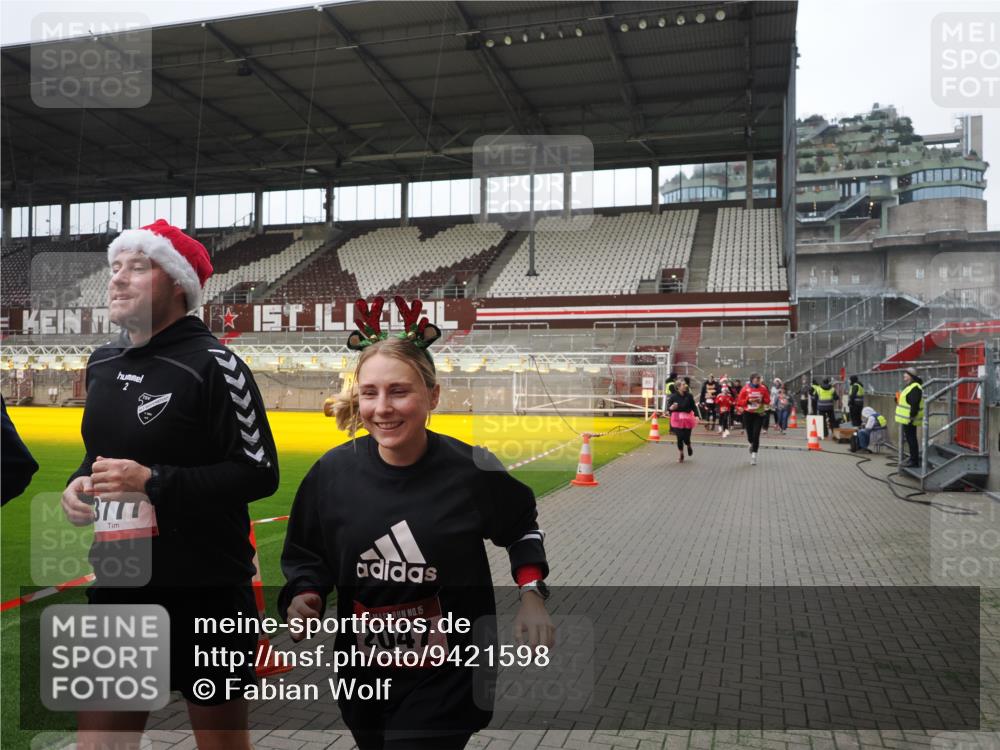 07.12.2025 - St. Pauli X-Mass-Run No. 15 Fabian Wolf http://msf.ph/oto/9421598 07.12.2025 11:47:04 Ziel 353, 530, 567, 570, 609, 640, 645, 647, 978, 987, 1881, 1882, 2047, 2114, 2182, 2222, 2347, 2442, 2446, 2798, 2928, 3010, 3210, 3215, 3216, 3525, 3777, 3924, 3925, 3948, 3949, 3961, 5004 meine-sportfotos.de