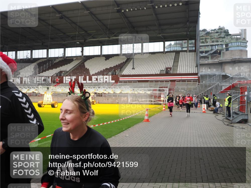 07.12.2025 - St. Pauli X-Mass-Run No. 15 Fabian Wolf http://msf.ph/oto/9421599 07.12.2025 11:47:04 Ziel 353, 530, 567, 570, 609, 640, 645, 647, 978, 987, 1881, 1882, 2047, 2114, 2182, 2222, 2347, 2442, 2446, 2798, 2928, 3010, 3210, 3215, 3216, 3525, 3777, 3924, 3925, 3948, 3949, 3961, 5004 meine-sportfotos.de