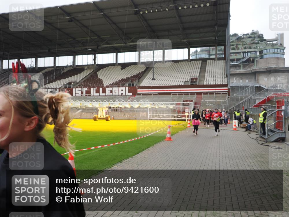 07.12.2025 - St. Pauli X-Mass-Run No. 15 Fabian Wolf http://msf.ph/oto/9421600 07.12.2025 11:47:05 Ziel 353, 530, 567, 570, 609, 640, 645, 647, 978, 1881, 1882, 2047, 2114, 2182, 2222, 2347, 2798, 2928, 3010, 3210, 3215, 3216, 3420, 3525, 3777, 3924, 3925, 3948, 3949, 3961, 5004 meine-sportfotos.de