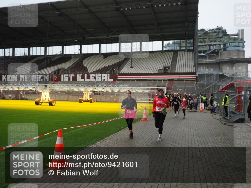 07.12.2025 - St. Pauli X-Mass-Run No. 15 Fabian Wolf http://msf.ph/oto/9421601 07.12.2025 11:47:08 Ziel 353, 530, 614, 640, 645, 647, 898, 900, 901, 1881, 1882, 2047, 2114, 2182, 2222, 2347, 2568, 2798, 2928, 3010, 3210, 3215, 3216, 3420, 3525, 3641, 3777, 3924, 3925, 3948, 3949, 3961, 5004 meine-sportfotos.de