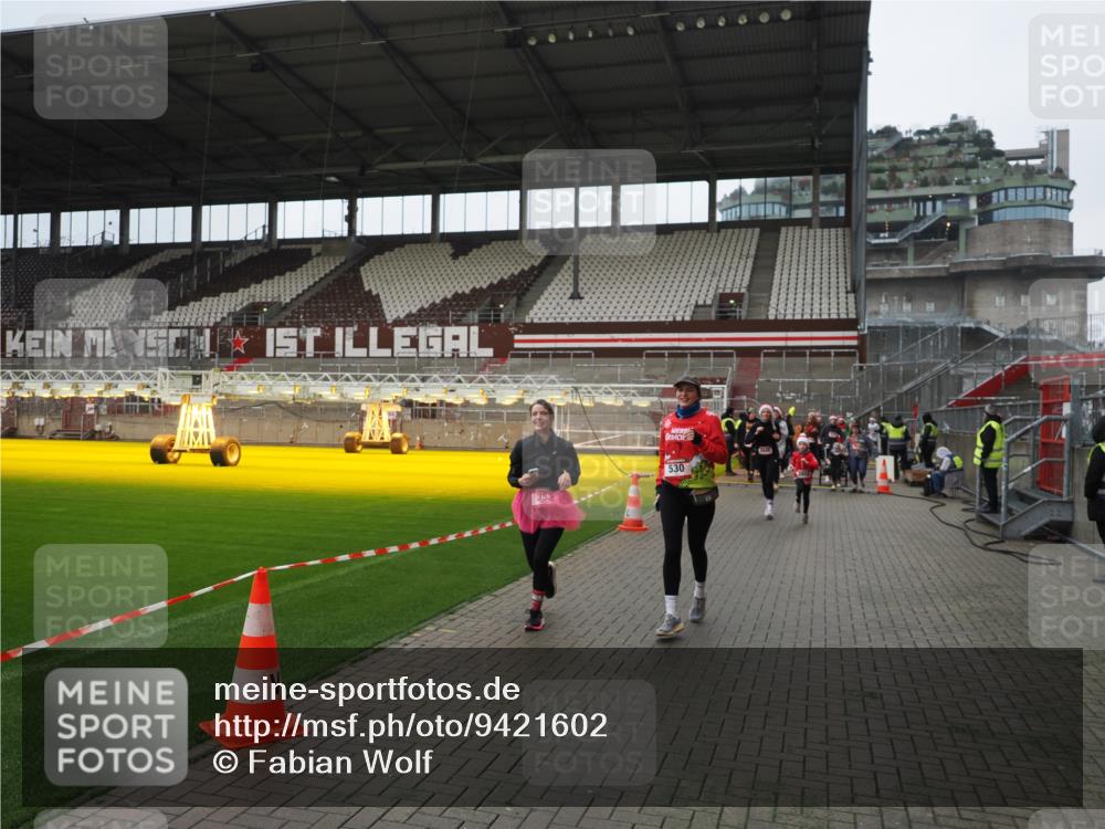 07.12.2025 - St. Pauli X-Mass-Run No. 15 Fabian Wolf http://msf.ph/oto/9421602 07.12.2025 11:47:08 Ziel 353, 530, 614, 640, 645, 647, 898, 900, 901, 1881, 1882, 2047, 2114, 2182, 2222, 2347, 2568, 2798, 2928, 3010, 3210, 3215, 3216, 3420, 3525, 3641, 3777, 3924, 3925, 3948, 3949, 3961, 5004 meine-sportfotos.de