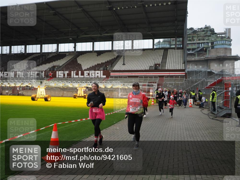 07.12.2025 - St. Pauli X-Mass-Run No. 15 Fabian Wolf http://msf.ph/oto/9421605 07.12.2025 11:47:09 Ziel 353, 530, 614, 645, 647, 898, 900, 901, 1881, 1882, 2047, 2114, 2182, 2568, 2798, 2928, 3010, 3210, 3215, 3216, 3420, 3641, 3777, 3924, 3925, 3948, 3949, 3961, 5004 meine-sportfotos.de