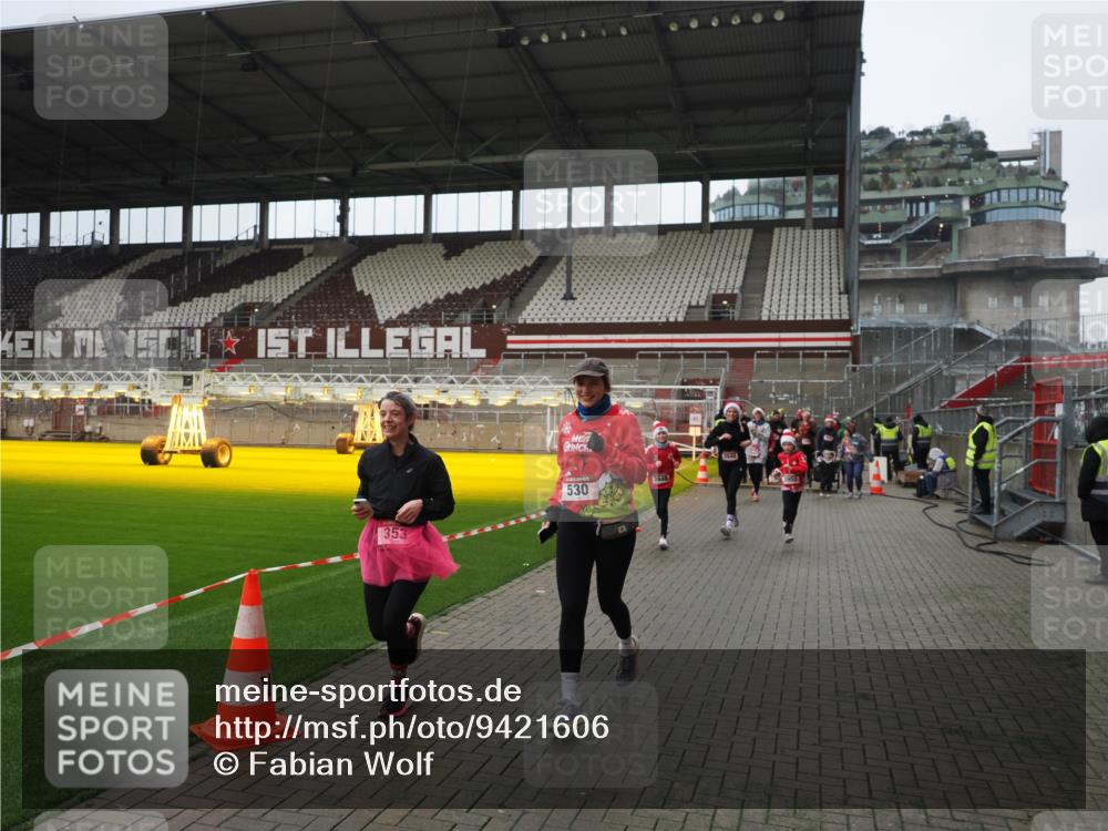 07.12.2025 - St. Pauli X-Mass-Run No. 15 Fabian Wolf http://msf.ph/oto/9421606 07.12.2025 11:47:09 Ziel 353, 530, 614, 645, 647, 898, 900, 901, 1881, 1882, 2047, 2114, 2182, 2568, 2798, 2928, 3010, 3210, 3215, 3216, 3420, 3641, 3777, 3924, 3925, 3948, 3949, 3961, 5004 meine-sportfotos.de