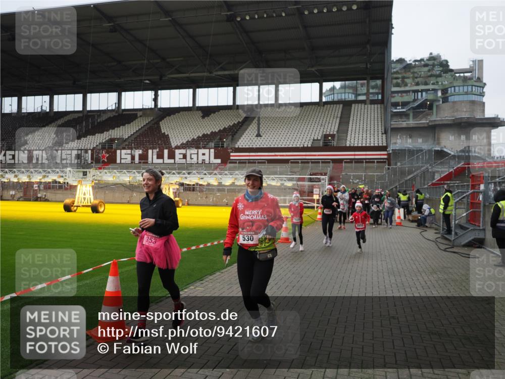 07.12.2025 - St. Pauli X-Mass-Run No. 15 Fabian Wolf http://msf.ph/oto/9421607 07.12.2025 11:47:09 Ziel 353, 530, 614, 645, 647, 898, 900, 901, 1881, 1882, 2047, 2114, 2182, 2568, 2798, 2928, 3010, 3210, 3215, 3216, 3420, 3641, 3777, 3924, 3925, 3948, 3949, 3961, 5004 meine-sportfotos.de