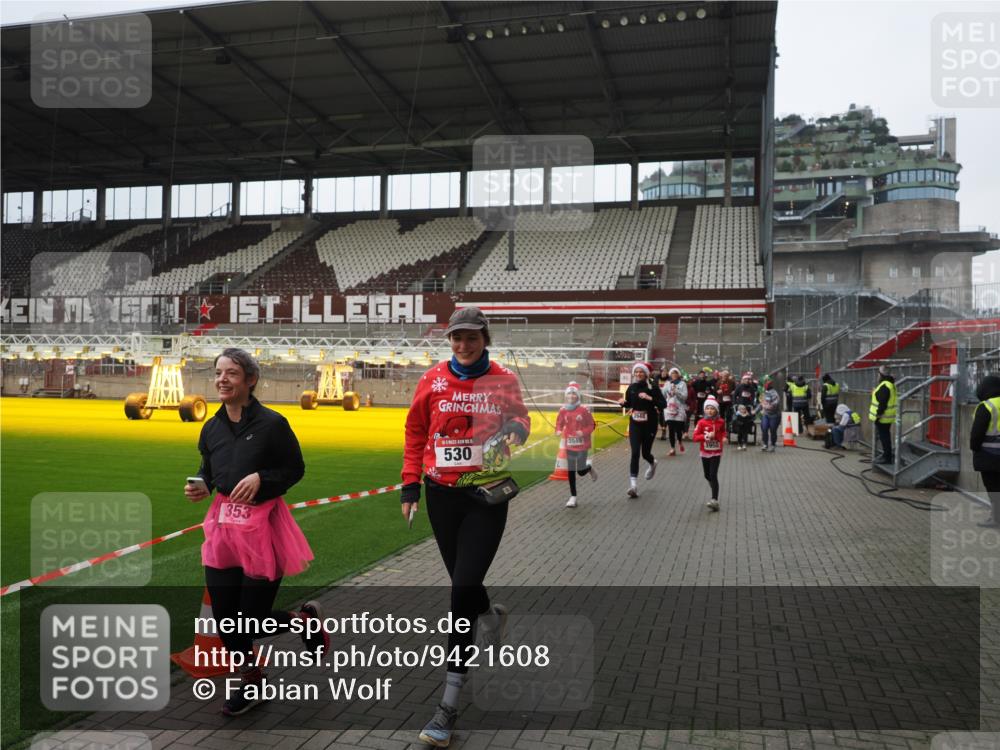 07.12.2025 - St. Pauli X-Mass-Run No. 15 Fabian Wolf http://msf.ph/oto/9421608 07.12.2025 11:47:09 Ziel 353, 530, 614, 645, 647, 898, 900, 901, 1881, 1882, 2047, 2114, 2182, 2568, 2798, 2928, 3010, 3210, 3215, 3216, 3420, 3641, 3777, 3924, 3925, 3948, 3949, 3961, 5004 meine-sportfotos.de